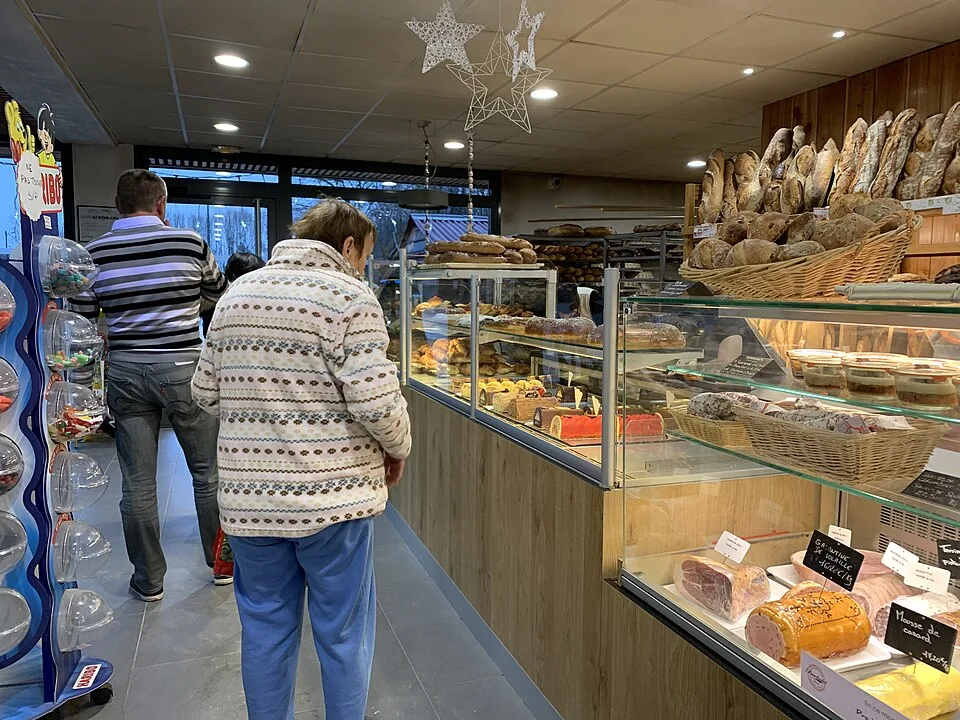 Intérieur de la boulangerie Bardoulet à Contrevoz, Ain.