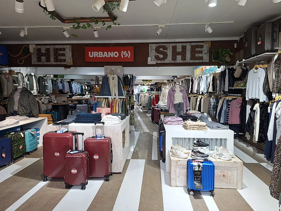 Surface de vente d’un magasin de vêtements à Cala Millor, Espagne.