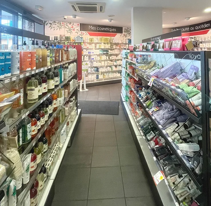 Intérieur de la pharmacie de Beynost, Ain, janvier 2024.