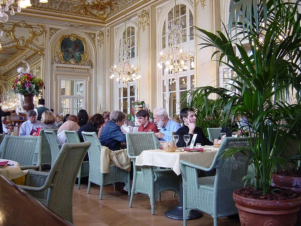 Salle du restaurant du musée d’Orsay, Paris.