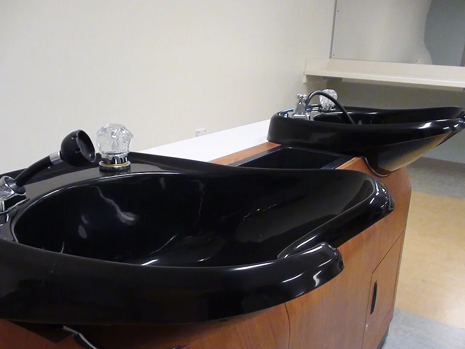 Bacs de lavage dans un salon de coiffure.